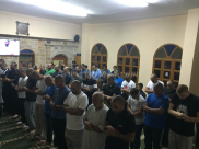 بالفيديو والصور: شعائر صلاتي العشاء والتراويح من مسجد البحر في مدينة يافا